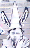 Ni単o con gorro de orejas de burro, autoridad y servilismo para someter y domeñar