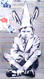 Niño castigado humillándolo con orejas de burro.